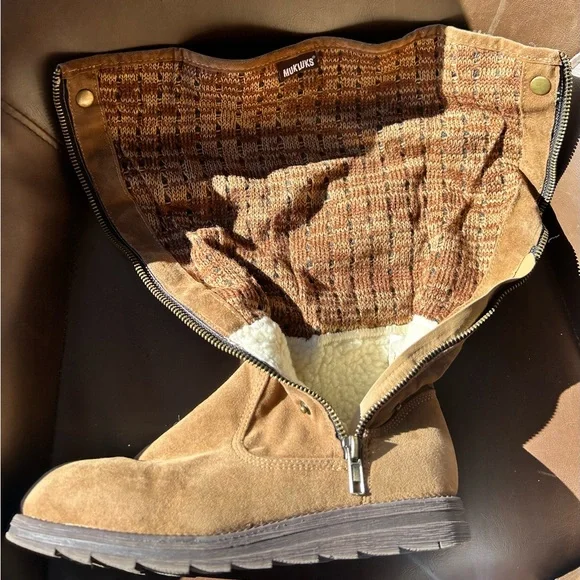Sz 7 Mukluk Boots-can be worn high or folded over - Picture 4 of 11